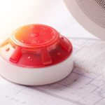 Sisteme de detecție incendiu pentru clădiri rezidențiale vs. industriale