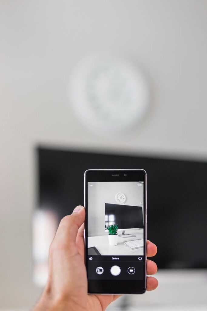 Cum pot fi monitorizate sistemele de securitate prin smartphone
